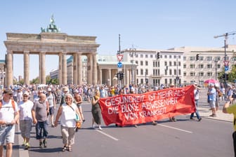 Corona-Demo am Brandenburger Tor: Am Samstag wollen in Berlin Zehntausende Menschen gegen die Corona-Politik demonstrieren – ohne Erlaubnis. (Archivbild)
