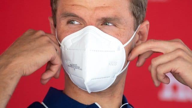 Neugierig auf die Zukunft von Fußball-Star Messi: Thomas Müller nimmt an einem Pressekontermin teil.
