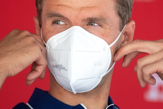 Neugierig auf die Zukunft von Fußball-Star Messi: Thomas Müller nimmt an einem Pressekontermin teil.