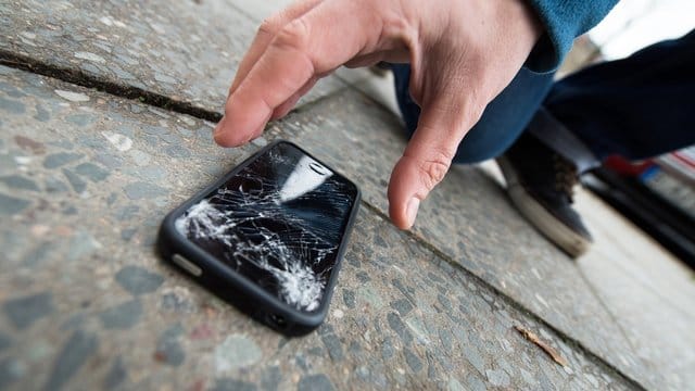 ZEin kaputtes Handy kann ein Fall für die Versicherung sein. ZEin kaputtes Handy kann ein Fall für die Versicherung sein.