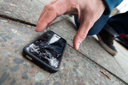 ZEin kaputtes Handy kann ein Fall für die Versicherung sein. ZEin kaputtes Handy kann ein Fall für die Versicherung sein.