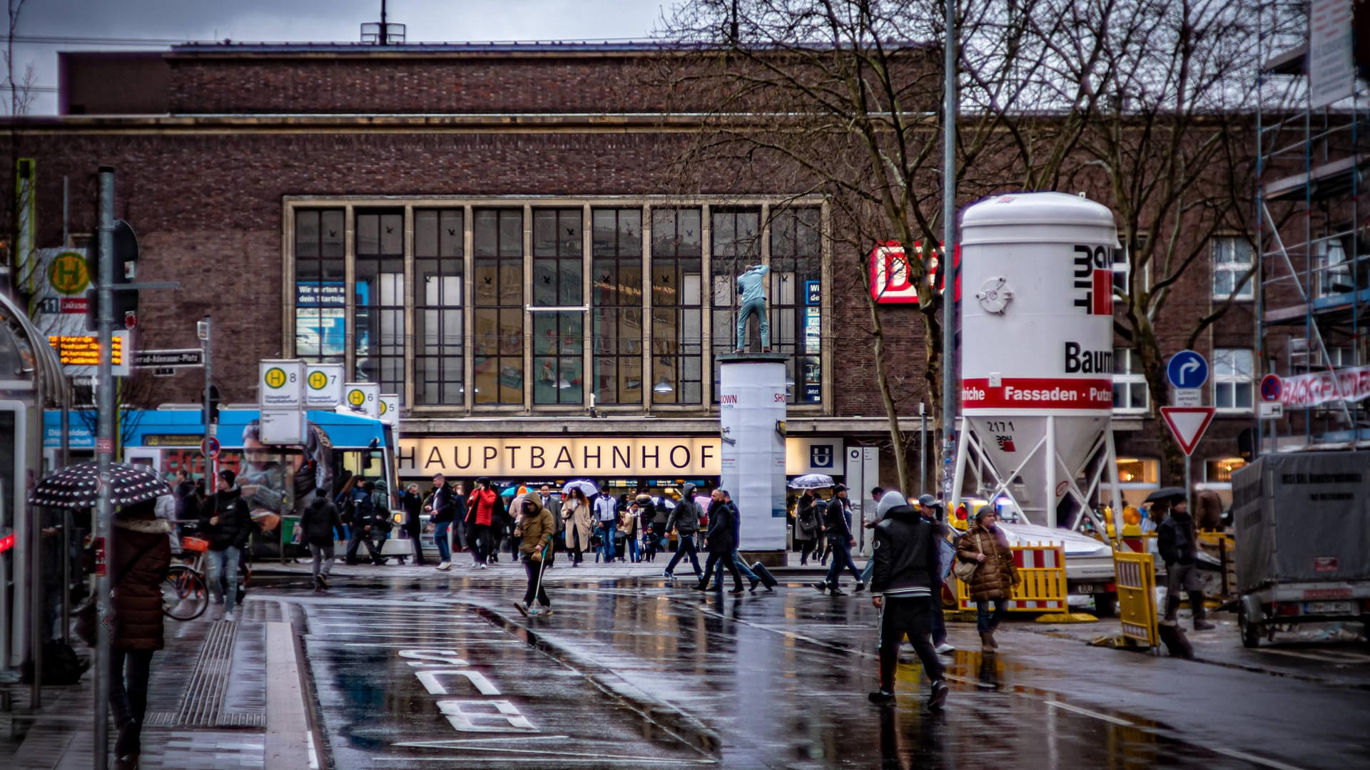 Der Hauptbahnhof in Düsseldorf (Archivbild): An einer Baustelle am Hauptbahnhof hat ein Mann einen Polizeieinsatz ausgelöst, weil er auf einen Baukran geklettert ist. Der Hauptbahnhof in Düsseldorf (Archivbild): An einer Baustelle am Hauptbahnhof hat ein Mann einen Polizeieinsatz ausgelöst, weil er auf einen Baukran geklettert ist.