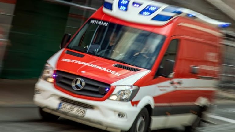 Ein Rettungswagen auf der Fahrt (Symbolbild): In Dortmund wurde ein Mann brutal niedergeschlagen.