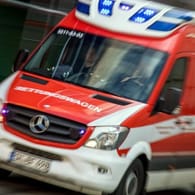 Ein Rettungswagen auf der Fahrt (Symbolbild): In Dortmund wurde ein Mann brutal niedergeschlagen.