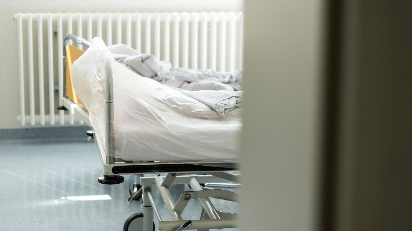 Blick in ein leeres Krankenzimmer (Symbolbild): In Bielefeld soll ein Mann in einem Krankenhaus nach einer Medikamentenverwechslung gestorben sein.