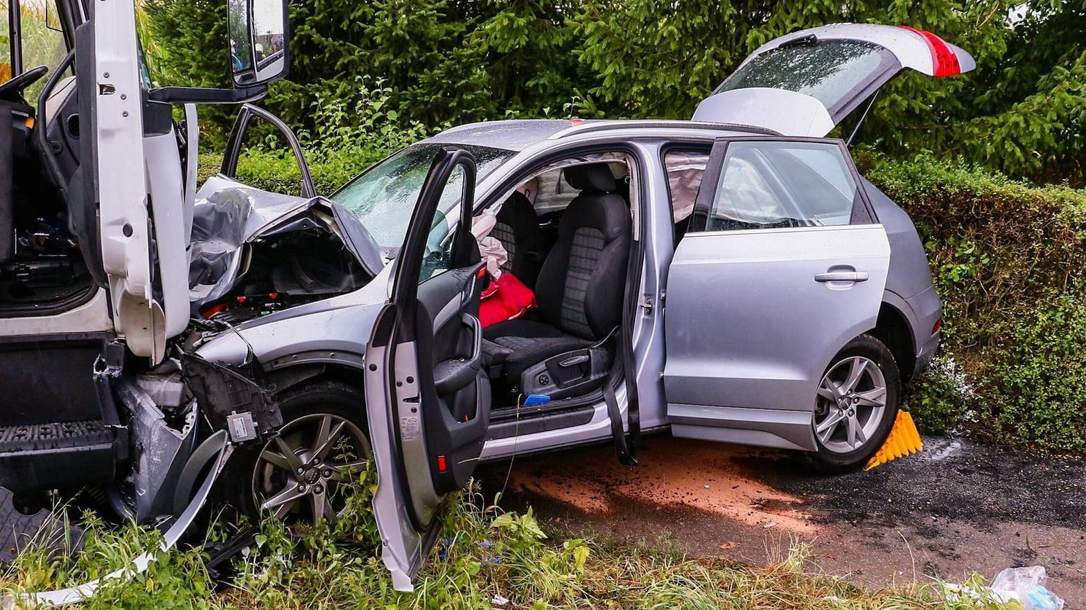 Frontalaufprall: Ein Gurt kann die Folgen des Unfalls deutlich mindern. Verkehrsexperten fordern deshalb, dass zu jedem Sitz im Auto ein Gurtwarner gehören sollte. Er erinnert Fahrer und Mitfahrer ans Anschnallen.