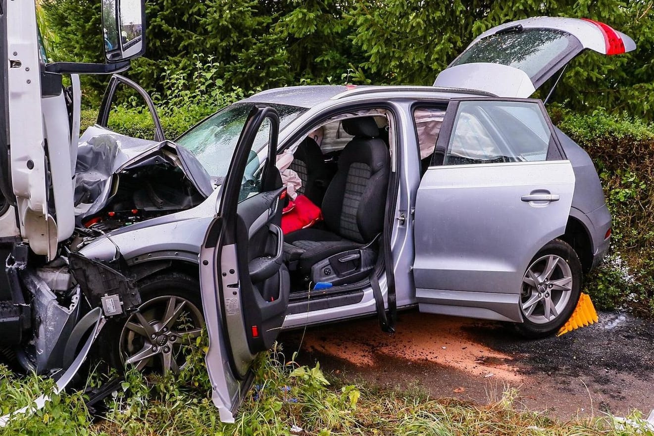 Frontalaufprall: Ein Gurt kann die Folgen des Unfalls deutlich mindern. Verkehrsexperten fordern deshalb, dass zu jedem Sitz im Auto ein Gurtwarner gehören sollte. Er erinnert Fahrer und Mitfahrer ans Anschnallen.