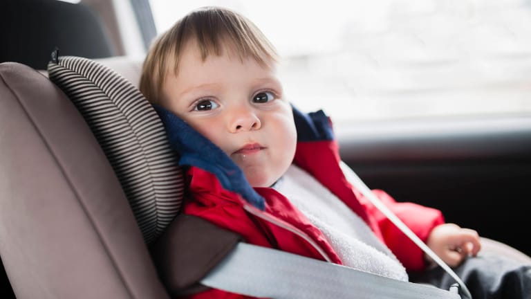Auch für kleine Mitfahrer gilt: Der Gurt (häufig samt Kindersitz) ist Pflicht.