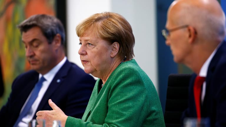 Merkel, Söder (l.), Tschentscher (r.): Die Länderchefs berieten am Donnerstag mit der Bundeskanzlerin über neue Maßnahmen in der Corona-Pandemie.