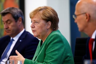 Merkel, Söder (l.), Tschentscher (r.): Die Länderchefs berieten am Donnerstag mit der Bundeskanzlerin über neue Maßnahmen in der Corona-Pandemie.