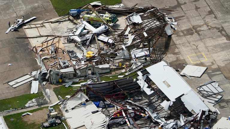 Ein zerstörter Flugzeughangar: Der Hurrikan ist mit Windgeschwindigkeiten von bis zu 240 Kilometern pro Stunde auf die Südküste des US-Bundesstaates Louisiana getroffen.