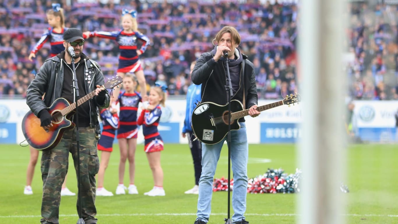 Die "Denkedrans" spielen die Holstein Hymne im Stadion (Archivbild): Die Band tritt bei der Kieler Woche auf.