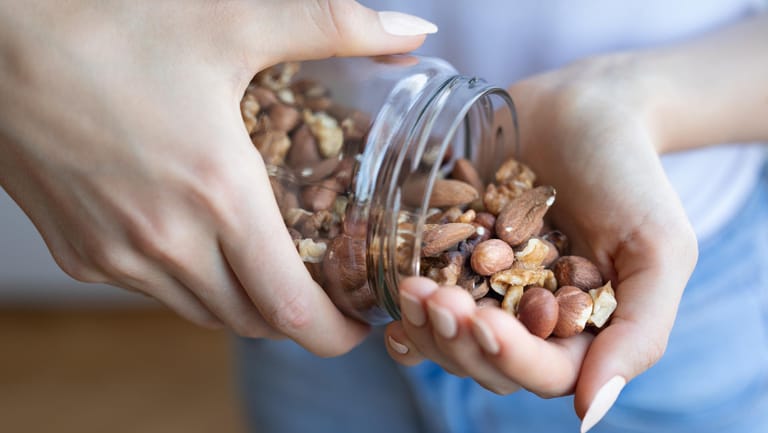 Nuts in woman handsNüsse: Sie haben einen hohen Fettanteil – trotzdem sind sie sehr gesund.