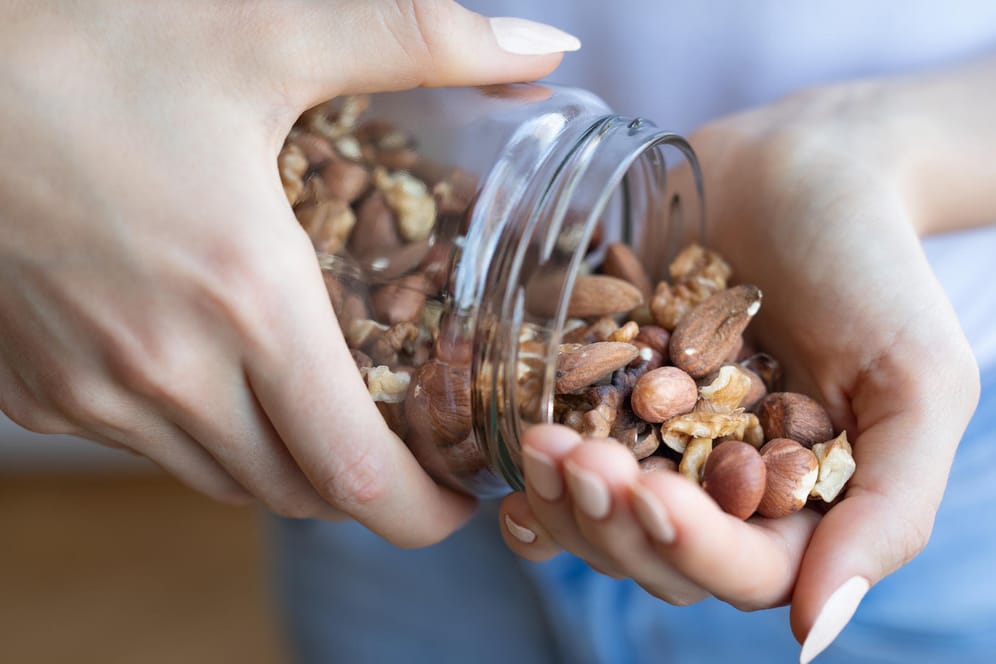 Nuts in woman handsNüsse: Sie haben einen hohen Fettanteil – trotzdem sind sie sehr gesund.