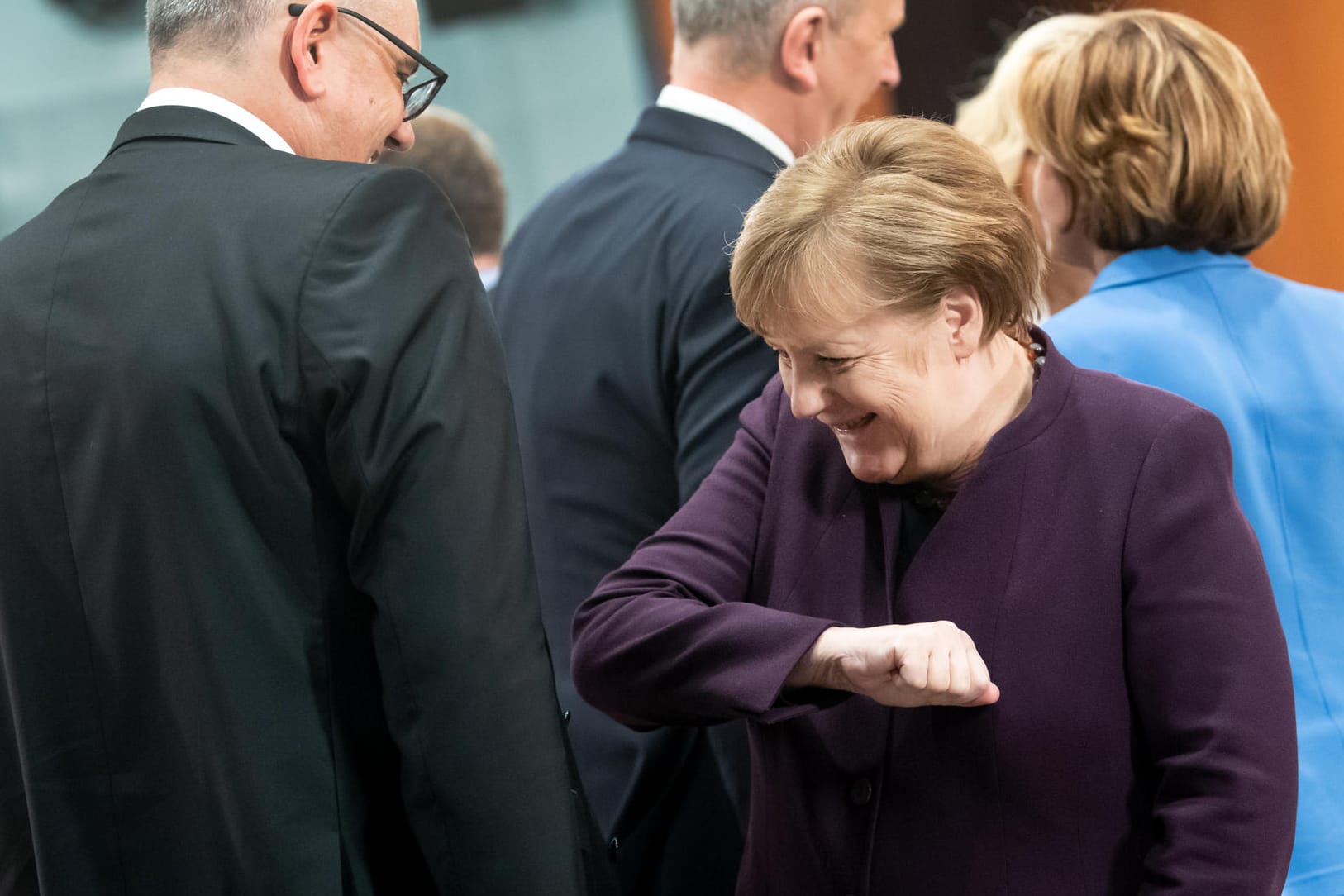 Bundeskanzlerin Angela Merkel (CDU) und Peter Tschentscher (SPD): Beim Treffen der Bundeskanzlerin und weiteren Mitgliedern der Bundesregierung begrüßen sich die beiden mit dem sogenannten "Ebola-Gruß".