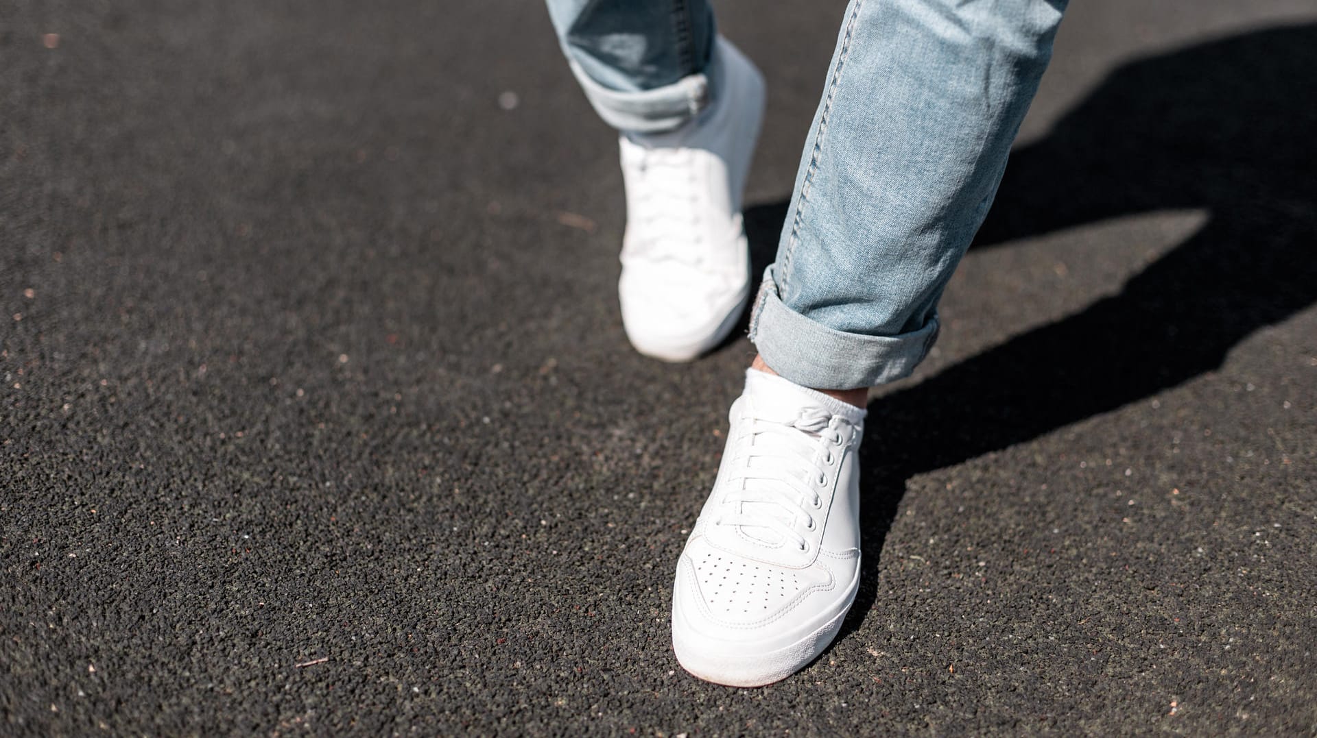 Stylishe Sneaker und lässige Jeans im Sale: Heute können Sie bei vielen Onlineshops sparen.