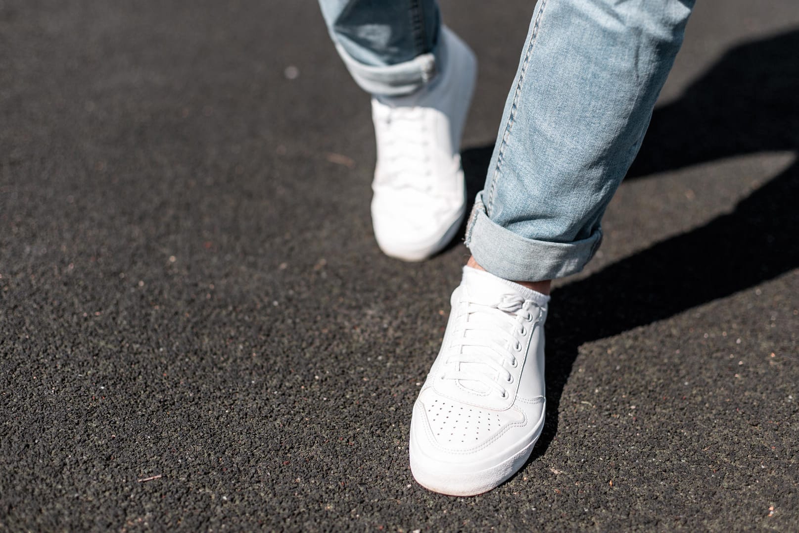 Stylishe Sneaker und lässige Jeans im Sale: Heute können Sie bei vielen Onlineshops sparen.