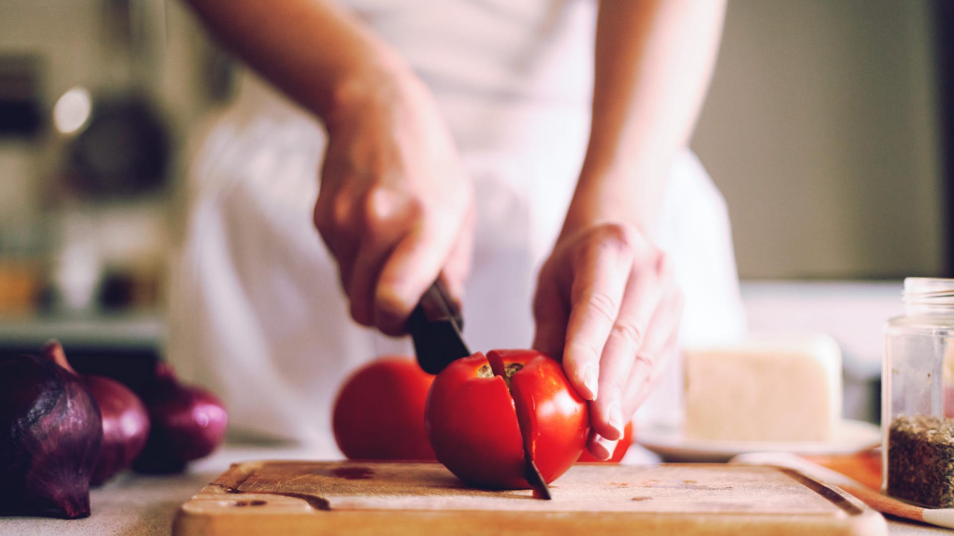 Kochen: Wird eine Tomate zerteilt, fließen oft die Kerne samt Flüssigkeit heraus. Übrig bleibt dann nur noch das Fleisch und viel Tomate auf dem Schneidebrett.