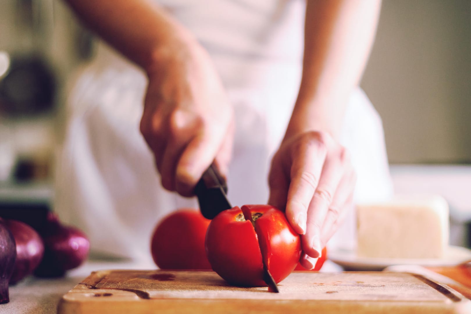 Kochen: Wird eine Tomate zerteilt, fließen oft die Kerne samt Flüssigkeit heraus. Übrig bleibt dann nur noch das Fleisch und viel Tomate auf dem Schneidebrett.