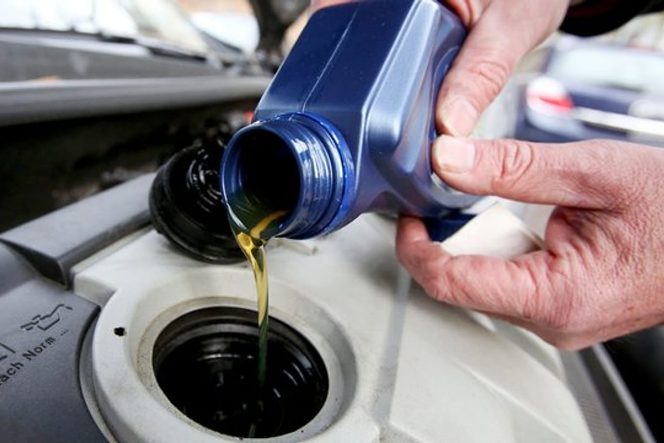 Motoröl: Einen fälligen Termin zum Ölwechsel sollten Sie durch regelmäßiges Nachfüllen nicht unnötig lange aufschieben.