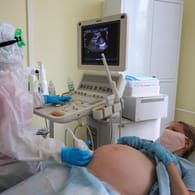 Eine Untersuchung einer Schwangeren: Eine Studie hat die Corona-Symptome von Schwangeren untersucht.