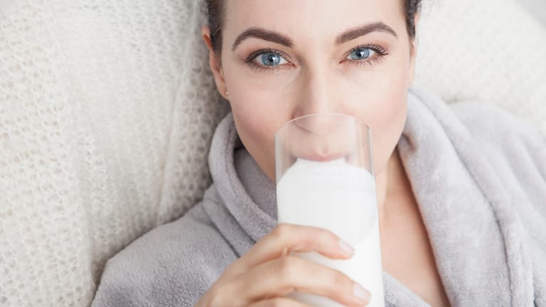 Ob Milch die Knochen stärkt und möglicherweise Osteoporose vorbeugt, ist Gegenstand zahlreicher Studien.