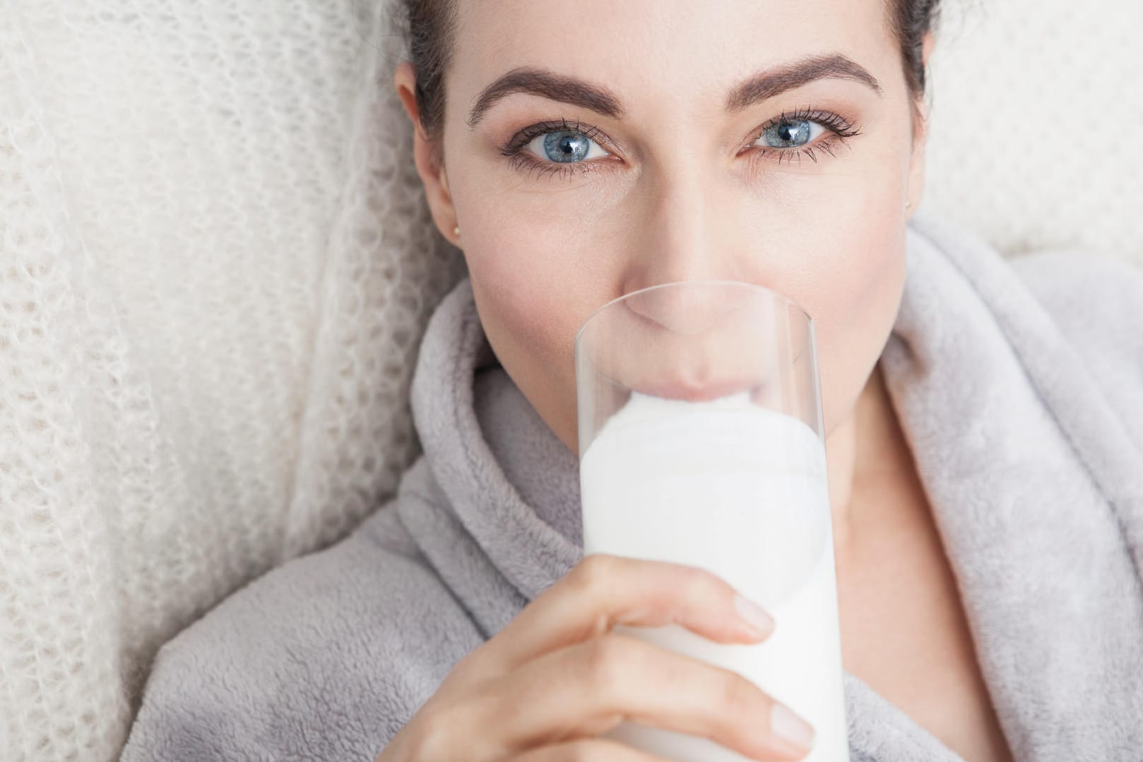 Ob Milch die Knochen stärkt und möglicherweise Osteoporose vorbeugt, ist Gegenstand zahlreicher Studien.