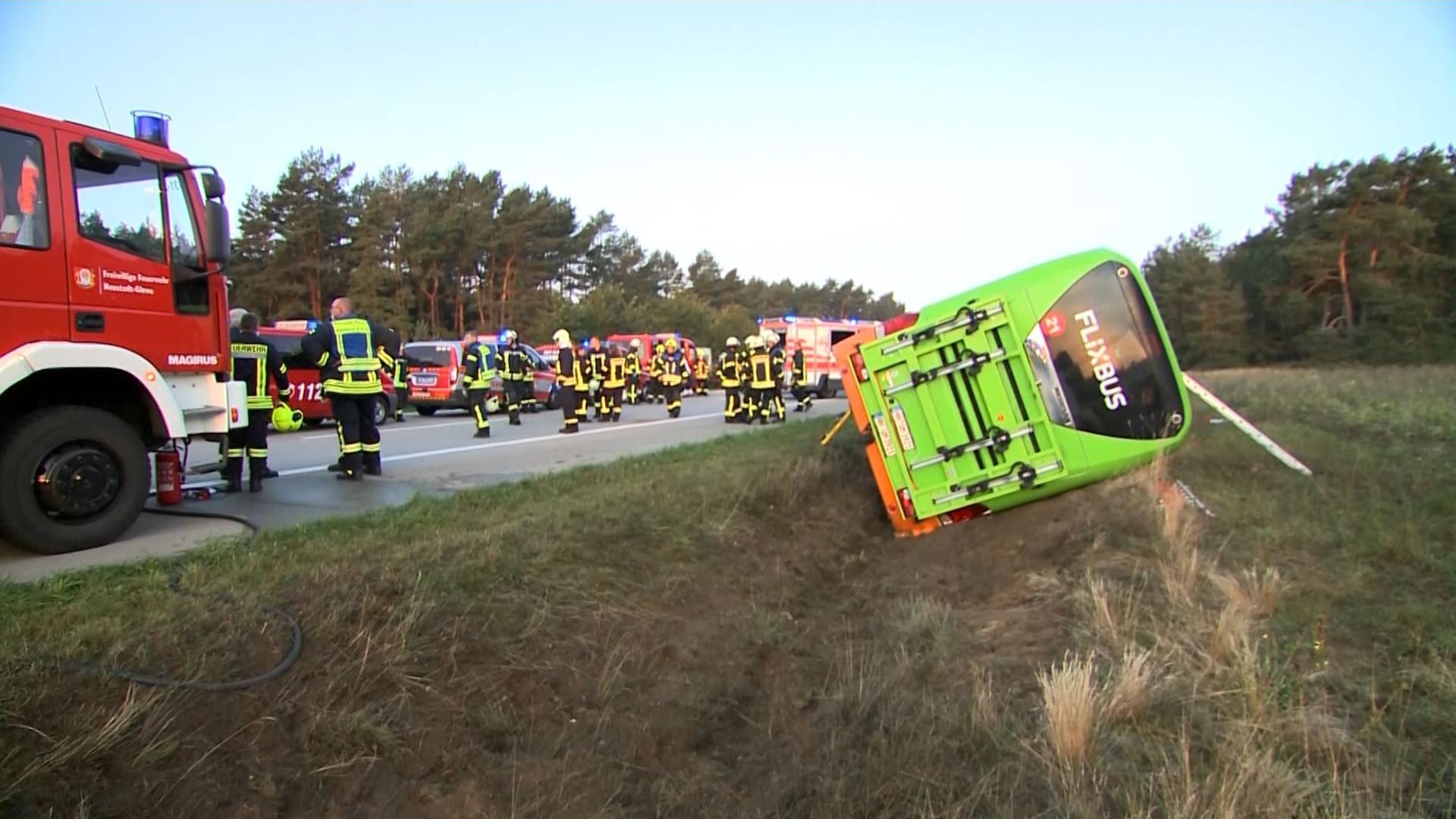 Der Fernbus rauschte in einen Graben: Möglicherweise war ein Sekundenschlaf des Fahrers Auslöser für den Unfall.