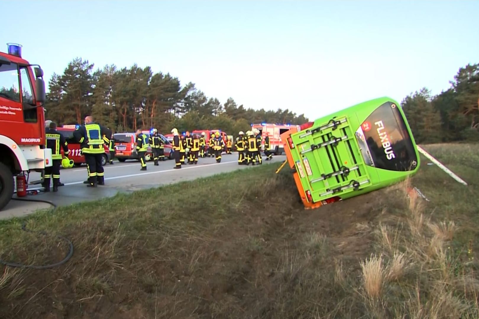 Der Fernbus rauschte in einen Graben: Möglicherweise war ein Sekundenschlaf des Fahrers Auslöser für den Unfall.