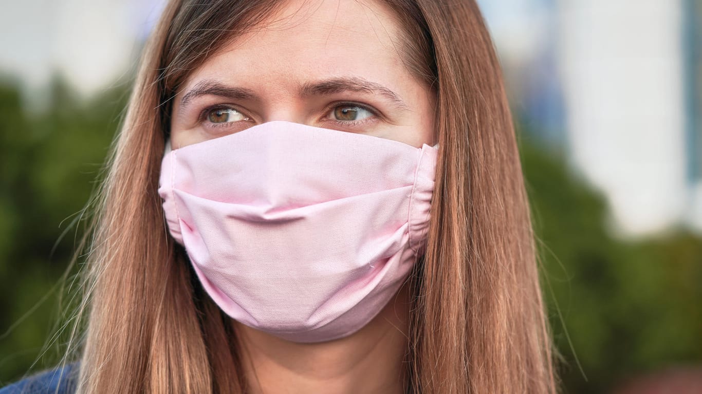 Stoffmaske: Um sich vor dem Coronavirus zu schützen, gibt es unterschiedliche Maskenarten.