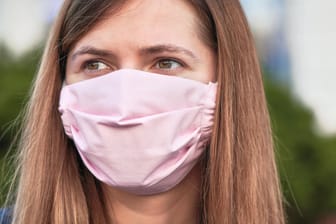 Stoffmaske: Um sich vor dem Coronavirus zu schützen, gibt es unterschiedliche Maskenarten.