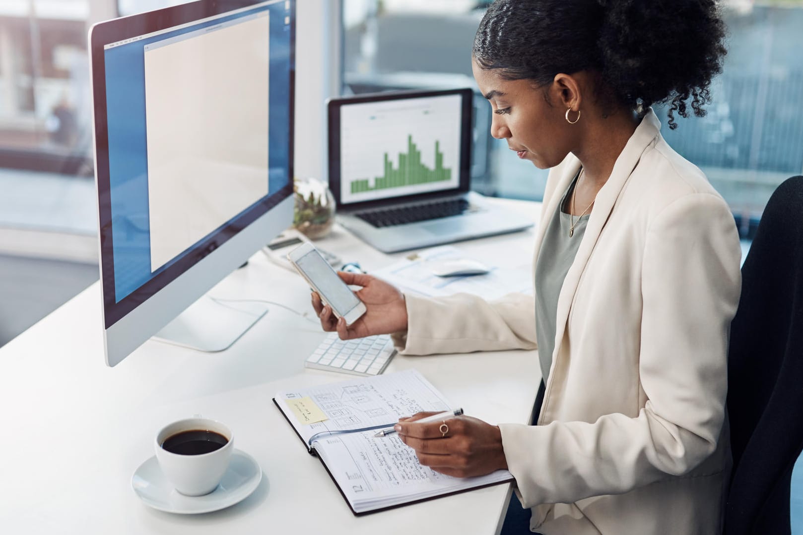 Eine Frau am Computer (Symbolbild): Bei einer Direktbank erstellen Sie Ihr Wertpapierdepot ganz einfach am Rechner oder auf dem Smartphone.