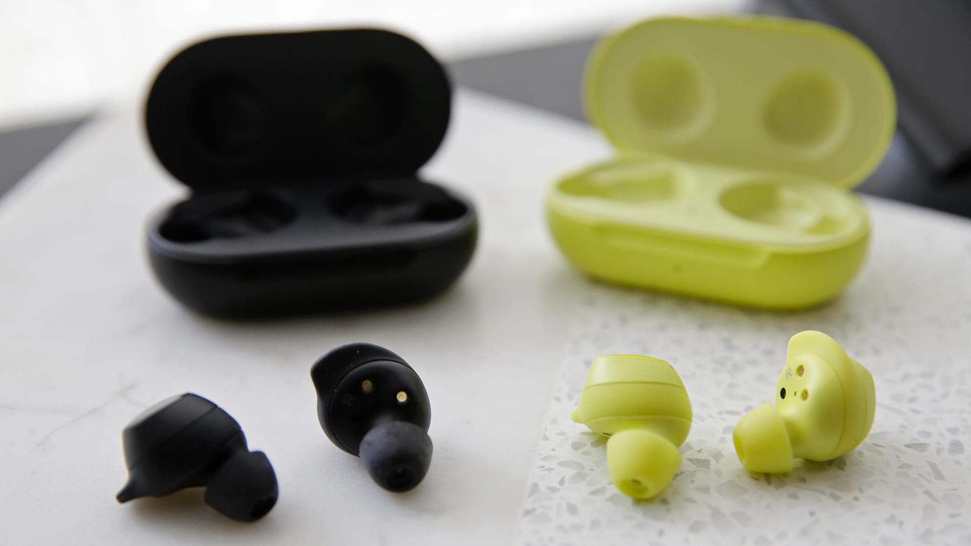 Die Samsung Galaxy Buds lassen Umgebungsgeräusche durch, sodass man sie gefahrlos unterwegs nutzen kann.