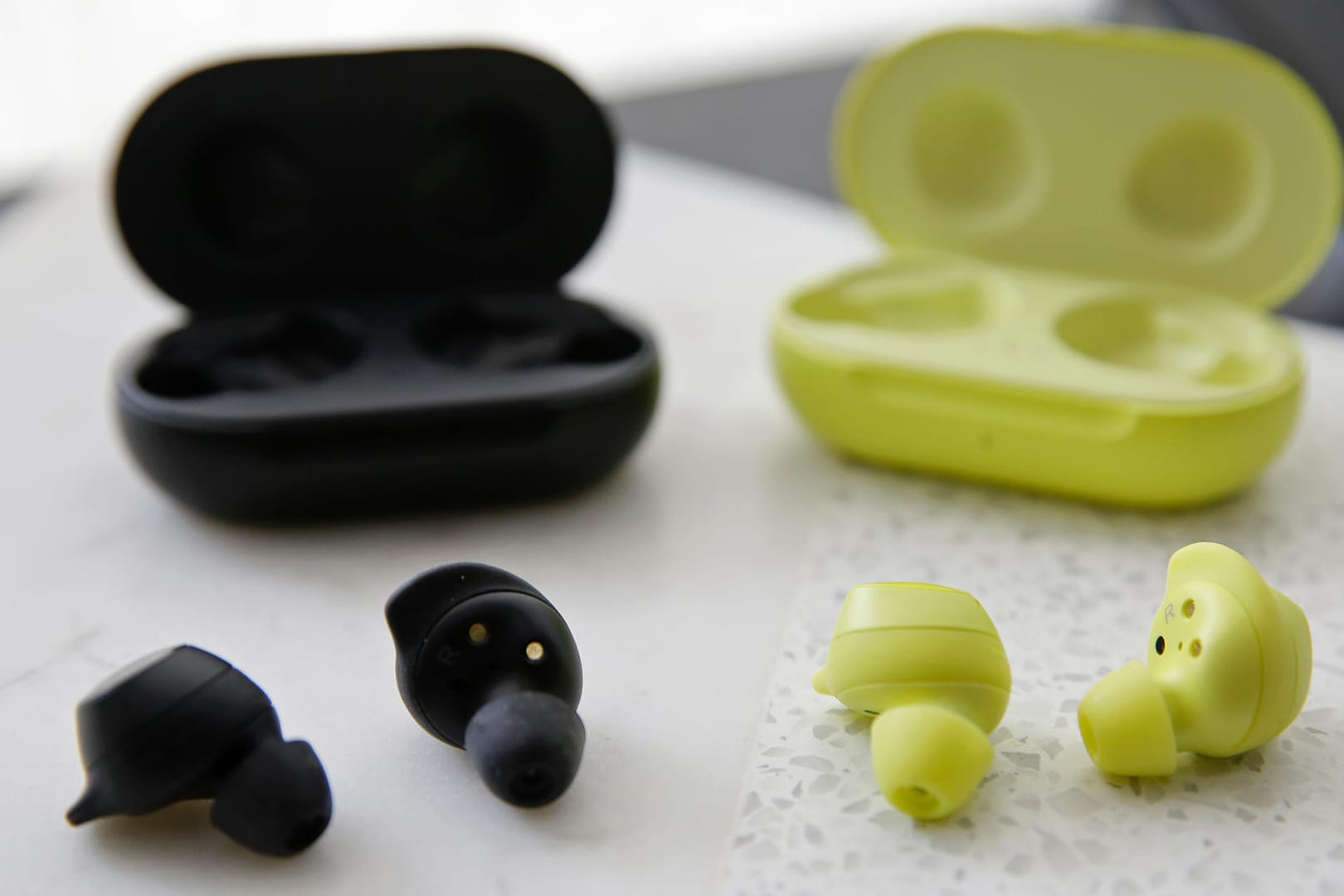 Die Samsung Galaxy Buds lassen Umgebungsgeräusche durch, sodass man sie gefahrlos unterwegs nutzen kann.