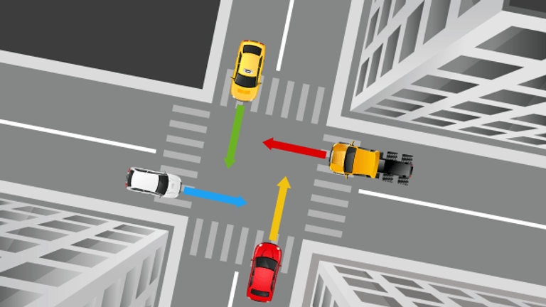 Vier Fahrzeuge an einer gleichrangigen Kreuzung: Jedes hat einen Nachbarn zu seiner Rechten. Die Regelung "Rechts vor Links" funktioniert in diesem Moment nicht.