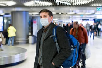 Reisen in Corona-Zeiten: An Flughäfen und im Flieger gilt Maskenpflicht.
