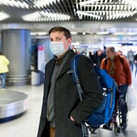 Reisen in Corona-Zeiten: An Flughäfen und im Flieger gilt Maskenpflicht.