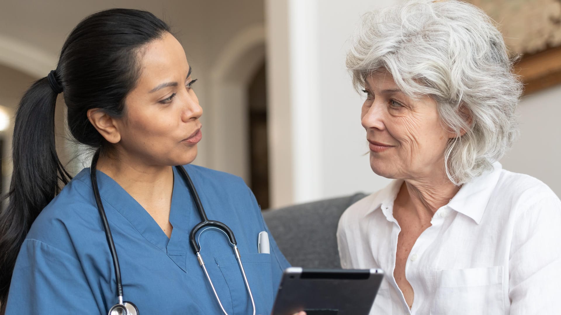 Eine Ärztin im Gespräch mit einer Rentnerin (Symbolbild): Im Alter sind viele Menschen in der Krankenversicherung der Rentner.