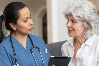 Eine Ärztin im Gespräch mit einer Rentnerin (Symbolbild): Im Alter sind viele Menschen in der Krankenversicherung der Rentner.