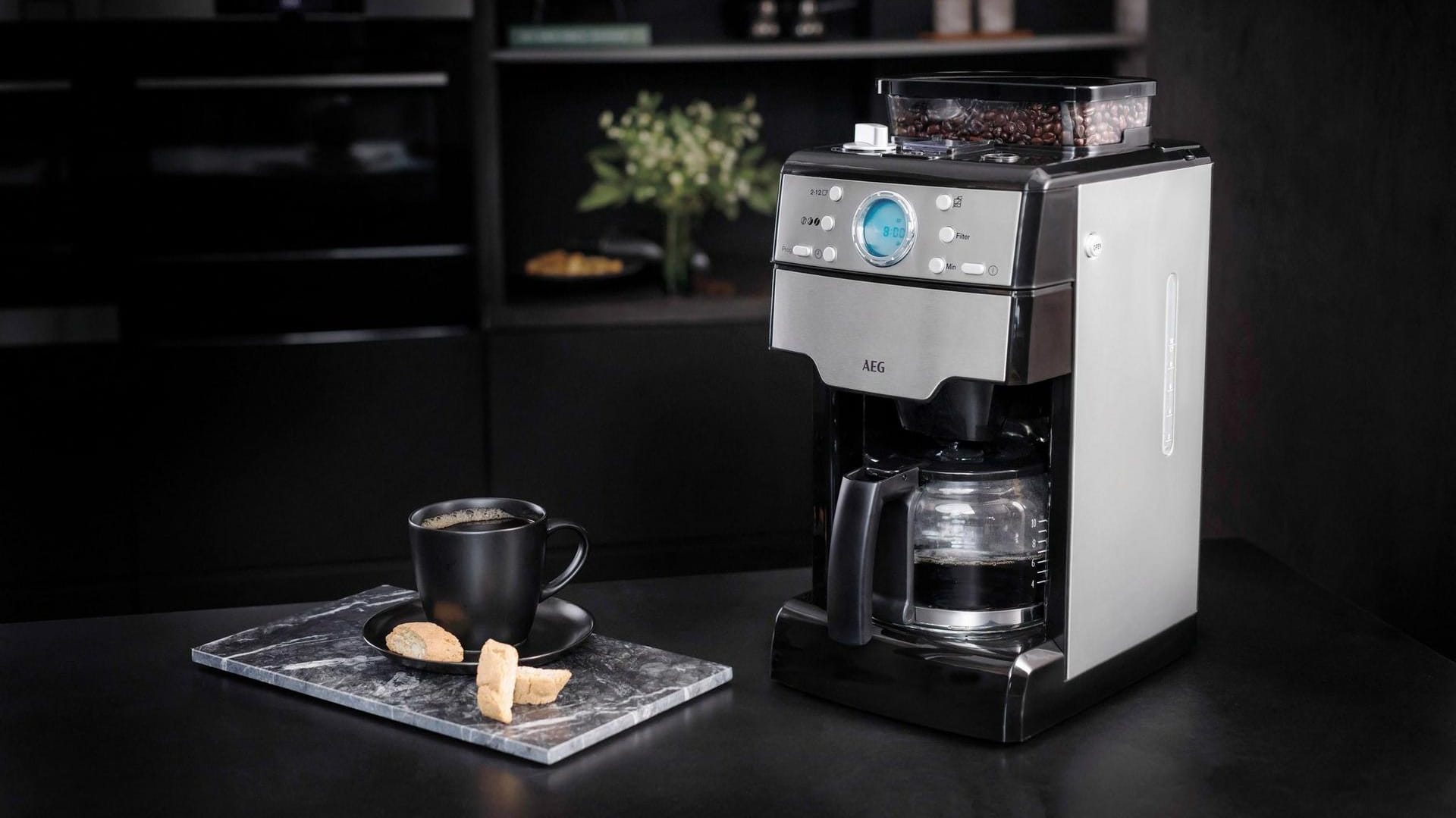 Frisch gemahlen für volles Aroma: Heute ist bei Amazon eine AEG-Kaffeemaschine mit Mahlwerk stark reduziert.