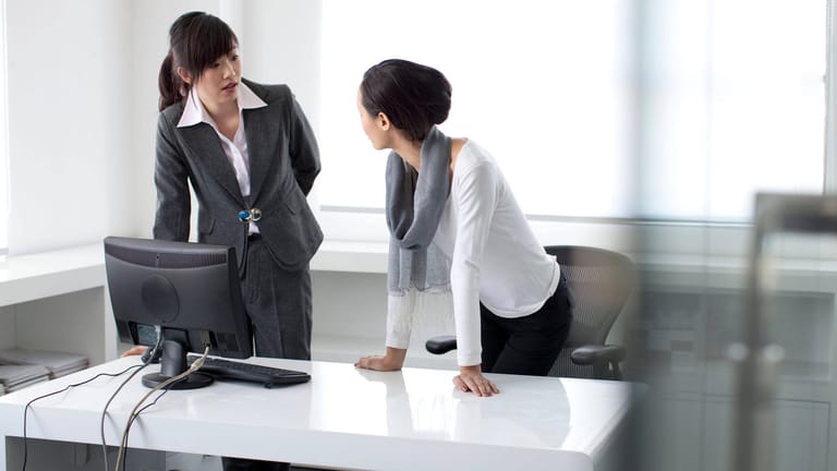 Zwei Frauen im Büro (Symbolbild): Gehalt kann im Job zum Streitthema werden.