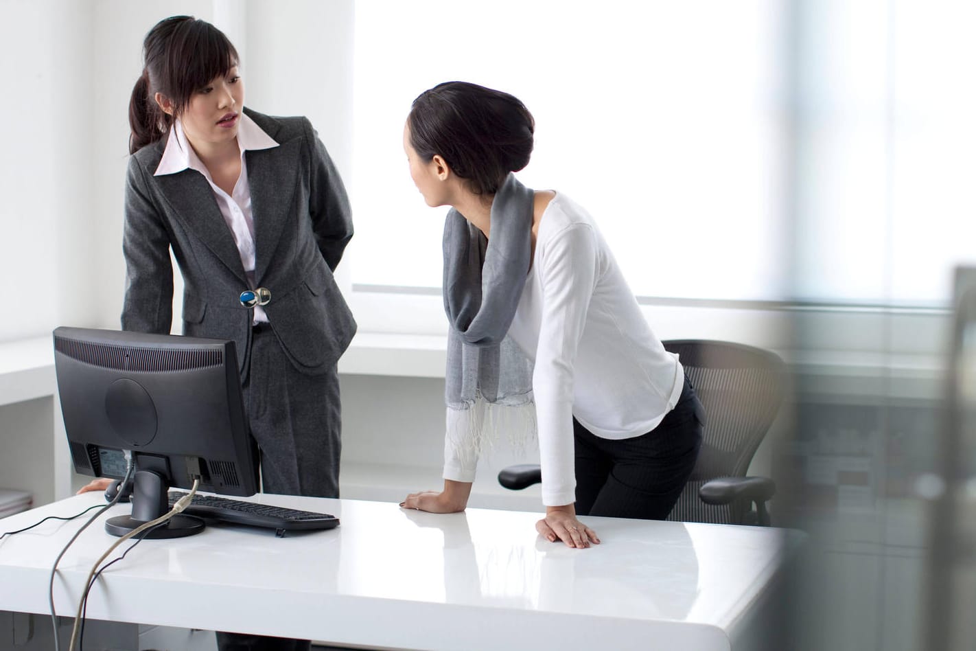 Zwei Frauen im Büro (Symbolbild): Gehalt kann im Job zum Streitthema werden.