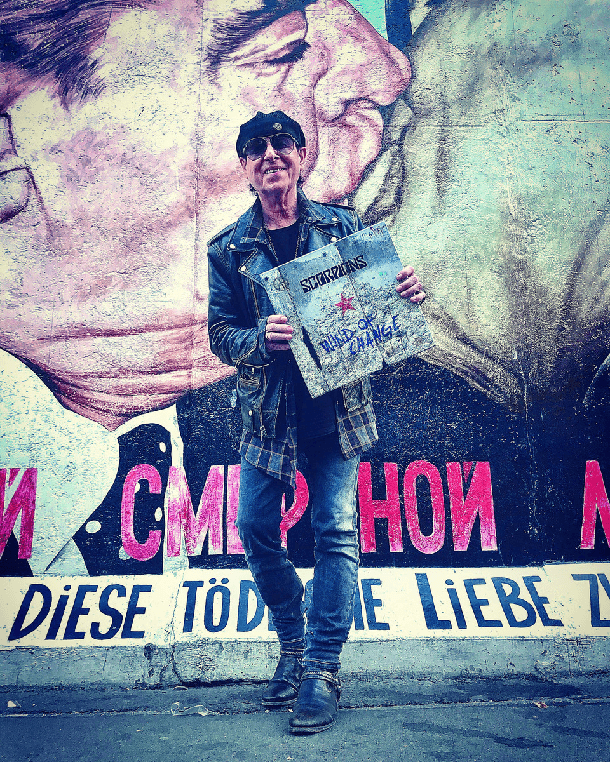 Klaus Meine mit der Neuauflage von "Wind of Change" an der Berliner Mauer.