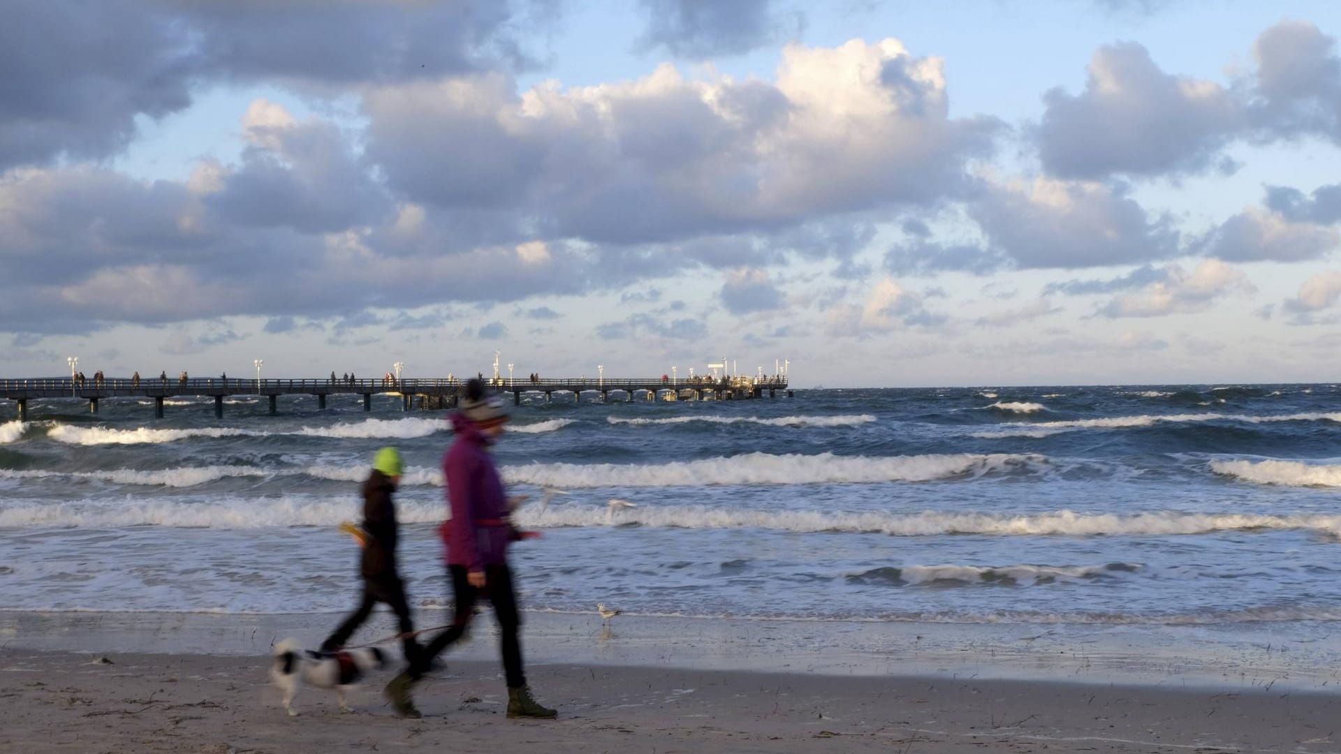 Urlauber am Ostseestrand in Binz auf der Insel Rügen: Urlaub in Deutschland ist während der Corona-Pandemie besonders beliebt.