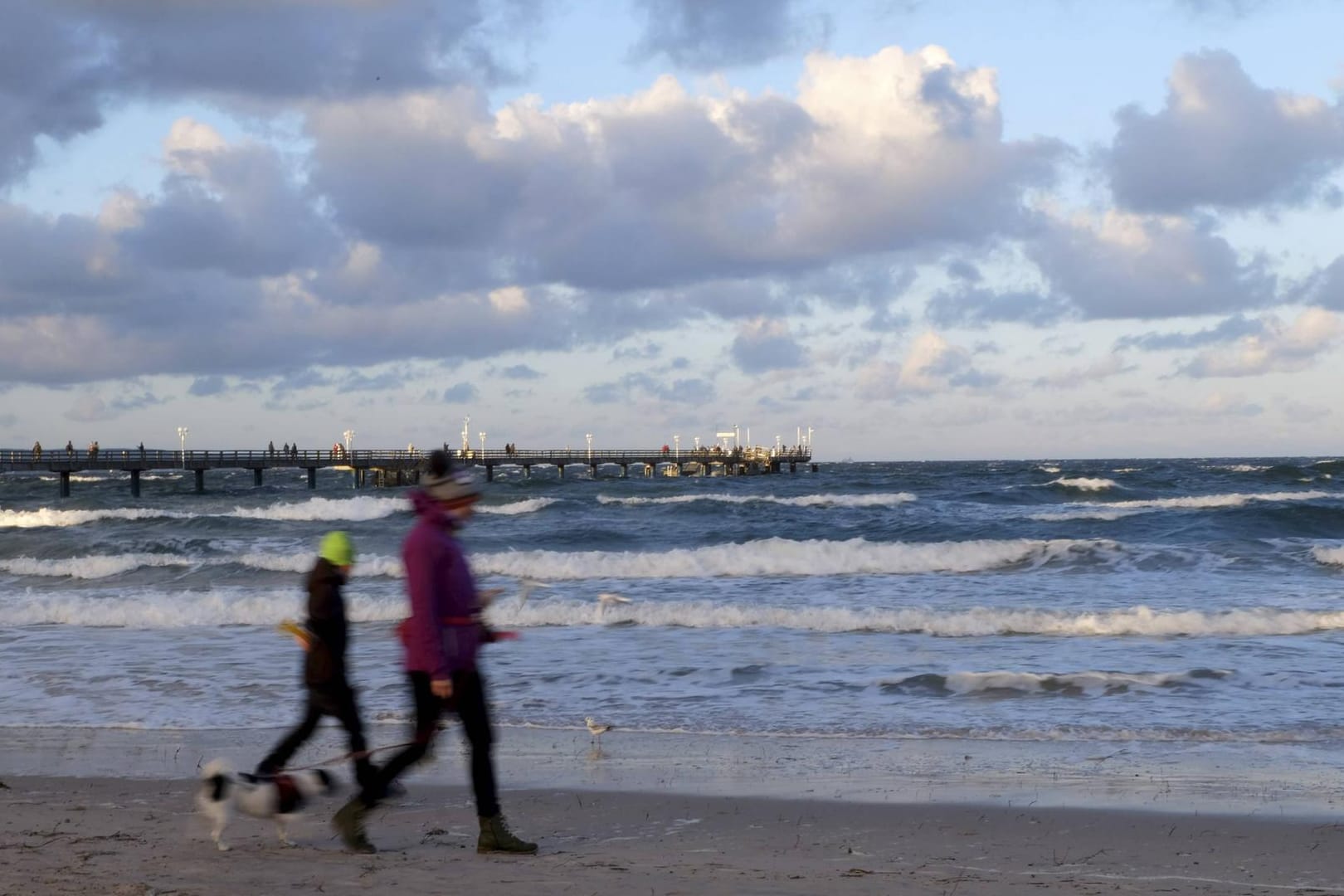 Urlauber am Ostseestrand in Binz auf der Insel Rügen: Urlaub in Deutschland ist während der Corona-Pandemie besonders beliebt.