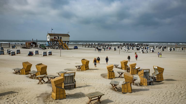 Urlauber am Strand von Sankt Peter Ording in Schleswig-Holstein: Das nördlichste Bundesland hat jetzt für einige Regionen in Deutschland strenge Einreisebestimmungen erlassen.