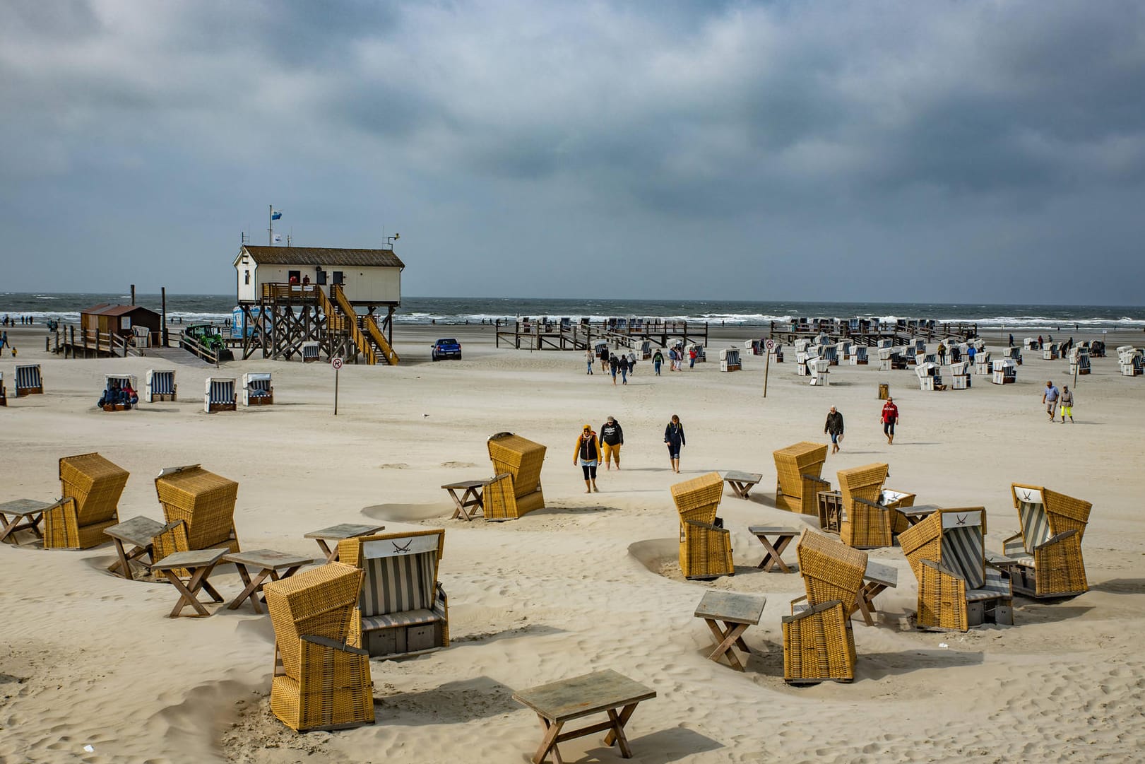 Urlauber am Strand von Sankt Peter Ording in Schleswig-Holstein: Das nördlichste Bundesland hat jetzt für einige Regionen in Deutschland strenge Einreisebestimmungen erlassen.