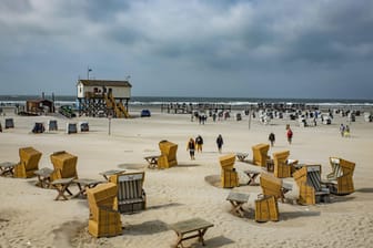 Urlauber am Strand von Sankt Peter Ording in Schleswig-Holstein: Das nördlichste Bundesland hat jetzt für einige Regionen in Deutschland strenge Einreisebestimmungen erlassen.