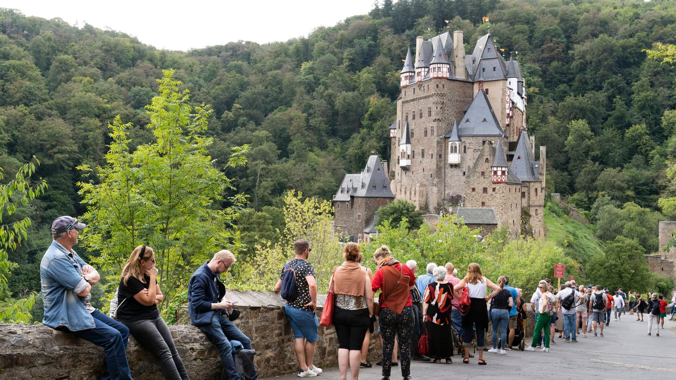 Besucher auf dem Zugang zur Burg Eltz in Rheinland-Pfalz: Wegen der Corona-Bestimmungen sind nur wenige Gäste zugelassen. Jetzt gibt es auch strenge Einreiseregeln.