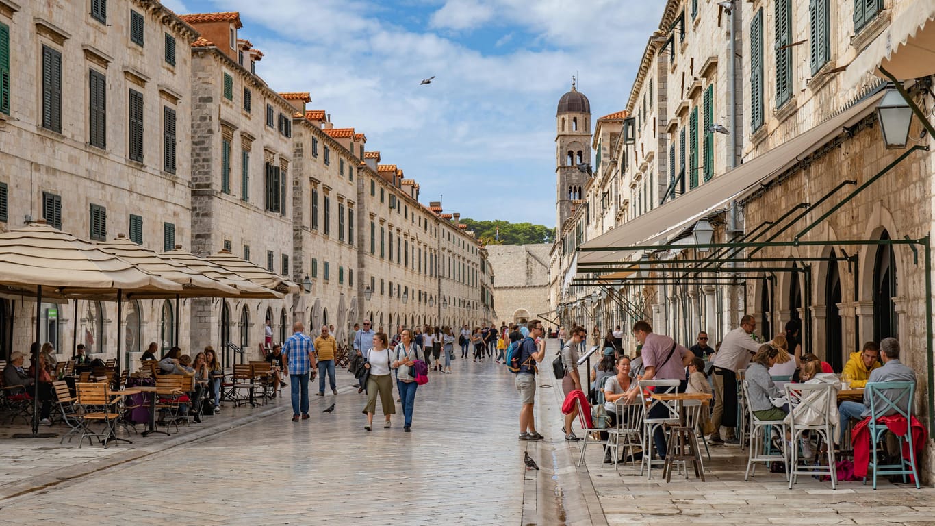 Touristen in Dubrovnik: Die Corona-Infektionszahlen in Kroatien steigen momentan auf Rekordwerte.